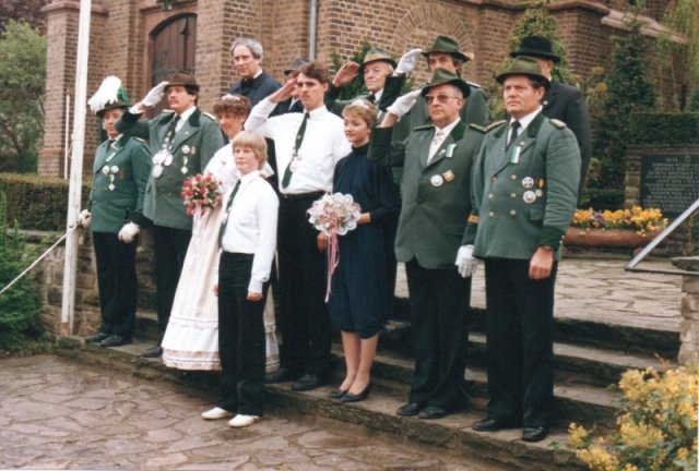 1984 Vorbeimarsch an der Kirche